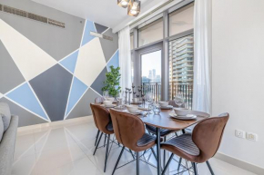 Gorgeous 2 BR mid floor Holiday Home in Downtown